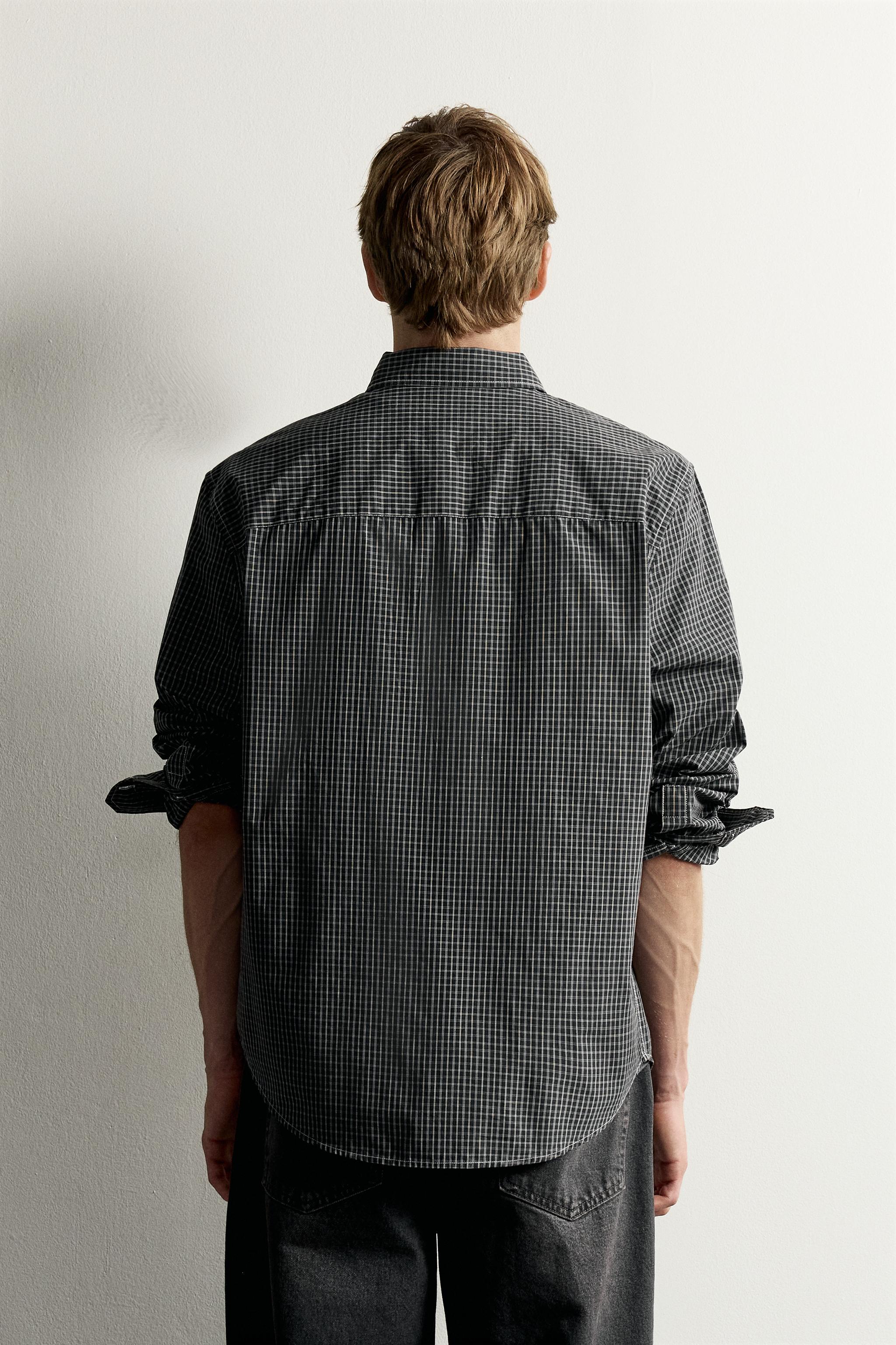 CHEMISE À CARREAUX ET SURPIQÛRES CONTRASTÉES
