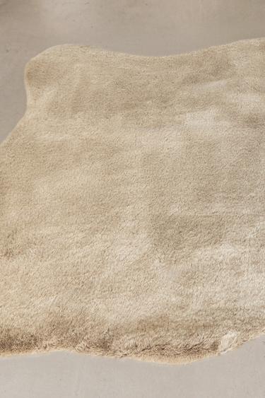 IRREGULAR FUR RUG - Dark beige by Zara