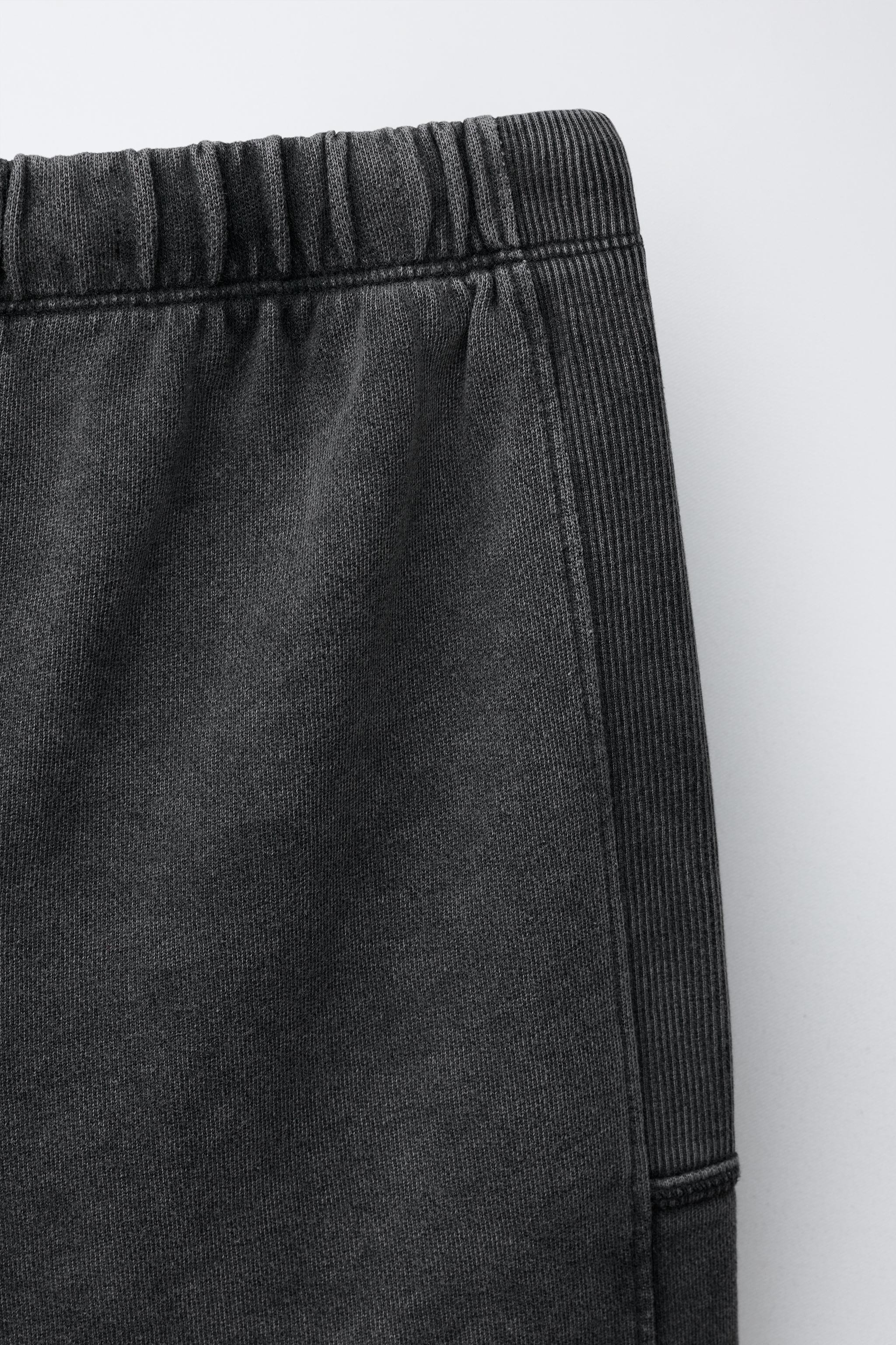 SHORT EN MOLLETON AVEC ÉTIQUETTE