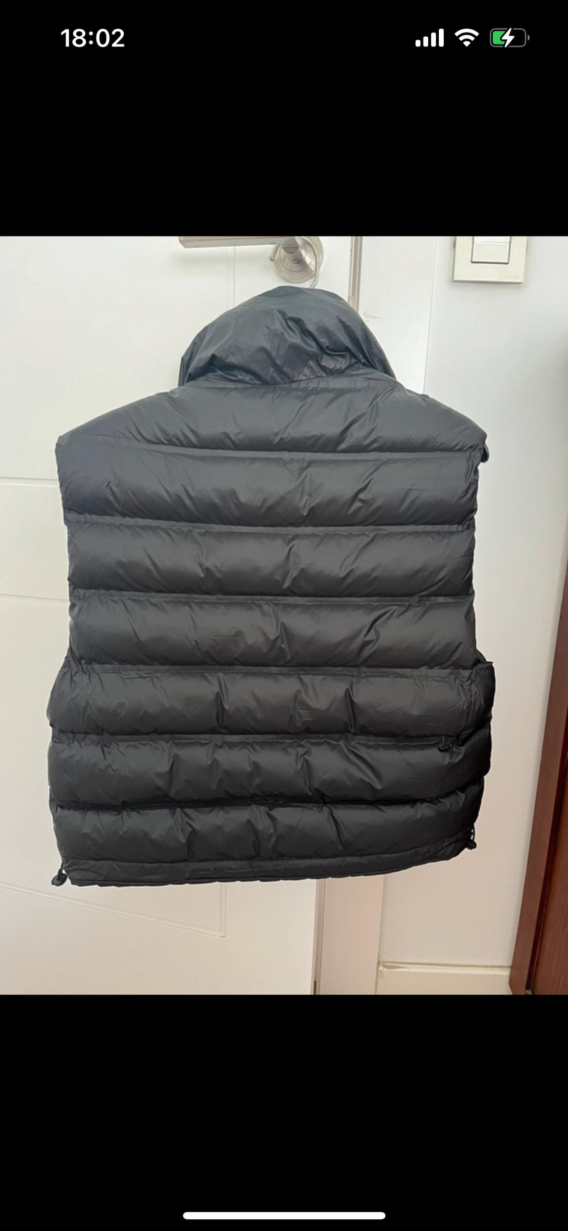 WATER-REPELLENT REVERSIBLE CROPPED GILET - Image 4