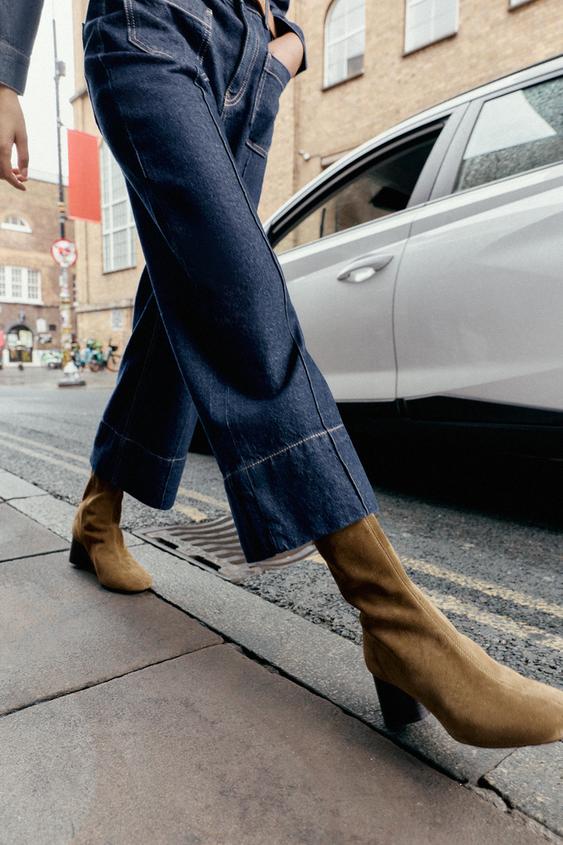 BOTTINES À TALONS LARGES EN CROÛTE DE CUIR