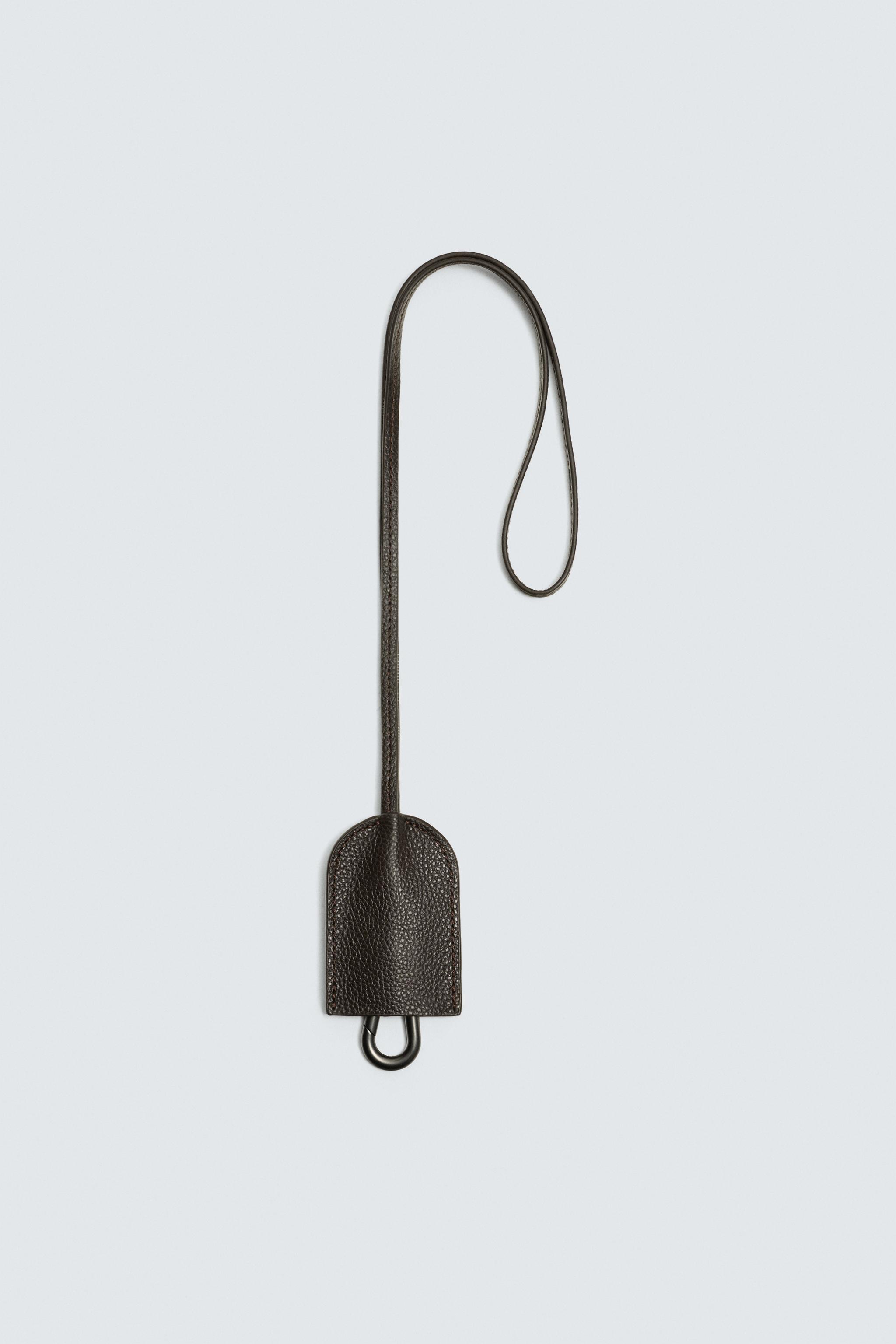 PORTE-CLÉS AVEC PENDENTIF EN CUIR