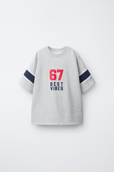 Zara MAJICA S PRINTOM TEAM SIX SEVEN – sivi lapor