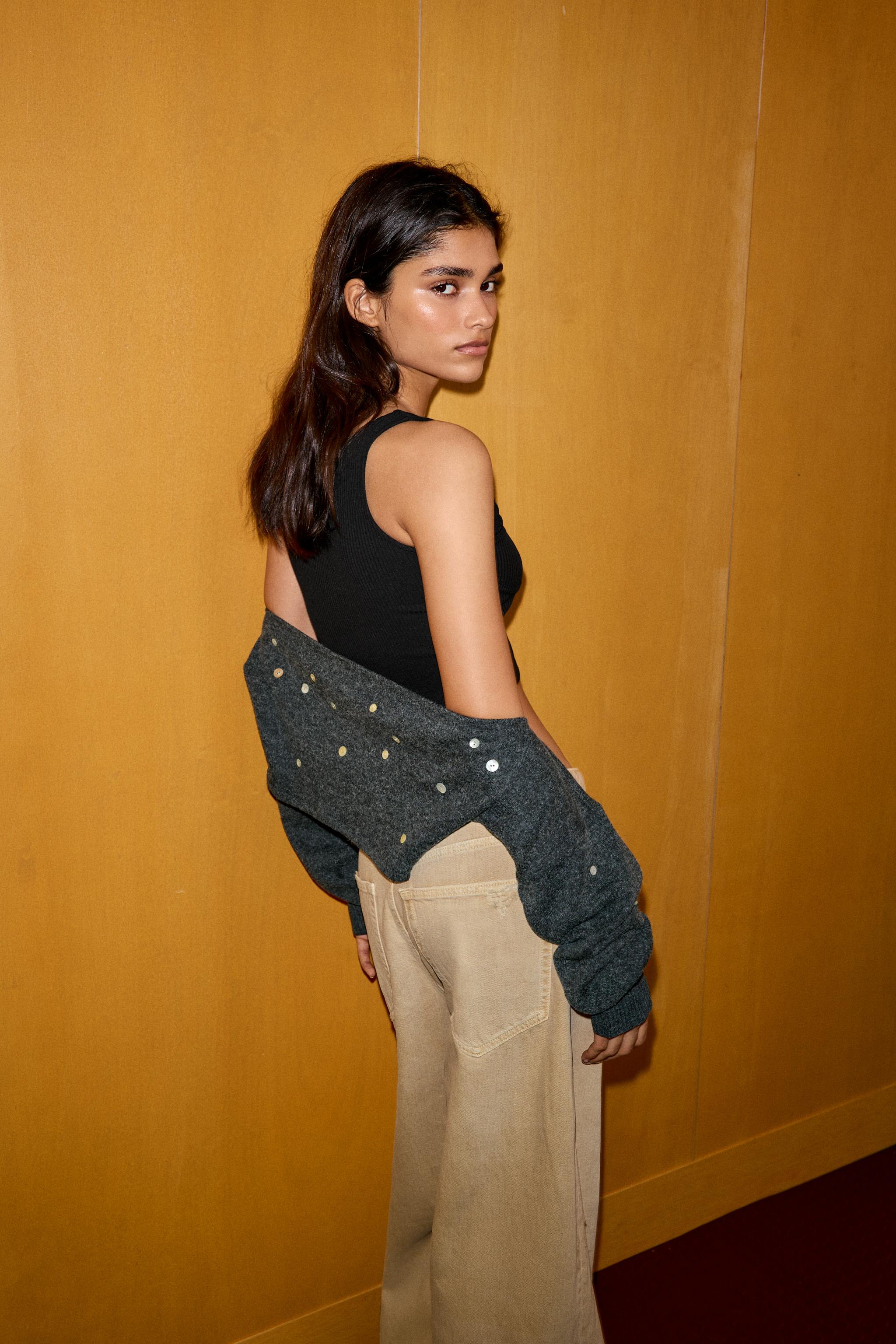 RIBBED STRAPPY CROP TOP