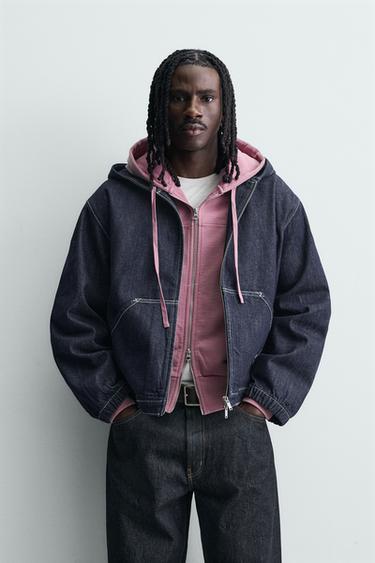УКОРОЧЕННАЯ ДЖИНСОВАЯ КУРТКА С КАПЮШОНОМ И КОНТРАСТНЫМИ ШВАМИ — ИНДИГО от Zara