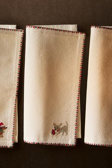 SET OF CHRISTMAS ANIMAL COCKTAIL NAPKINS (SET OF 4) — Ecru 1
