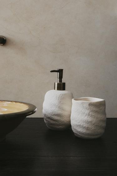 SET DE ACCESORIOS DE BAÑO CON TEXTURA IRREGULAR -  de Zara