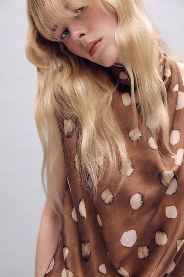 TOP ASIMÉTRICO ESTAMPADO - Khaki de Zara