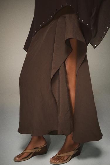 FALDA MIDI ASIMÉTRICA - Marrón de Zara