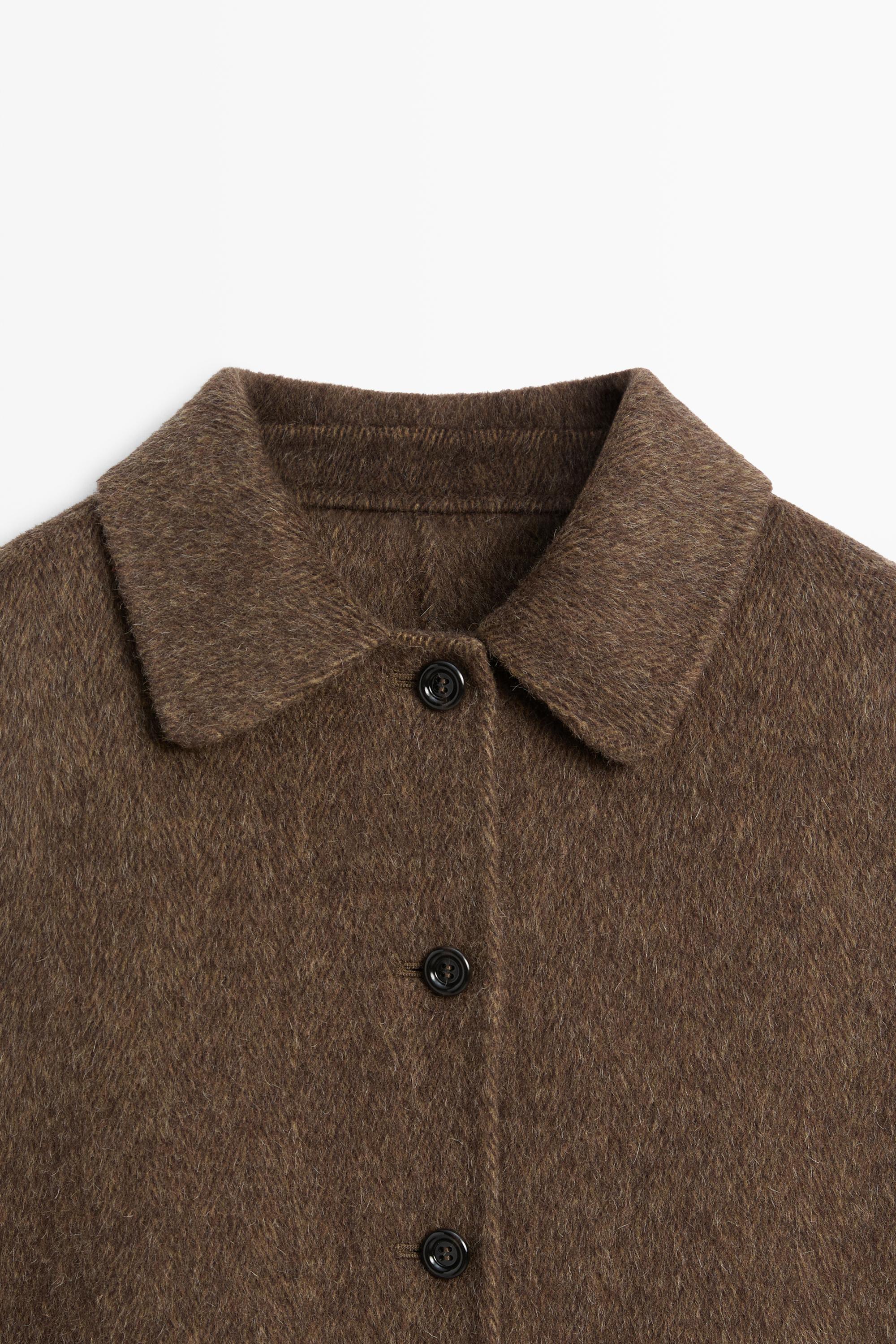 Short buttoned coat