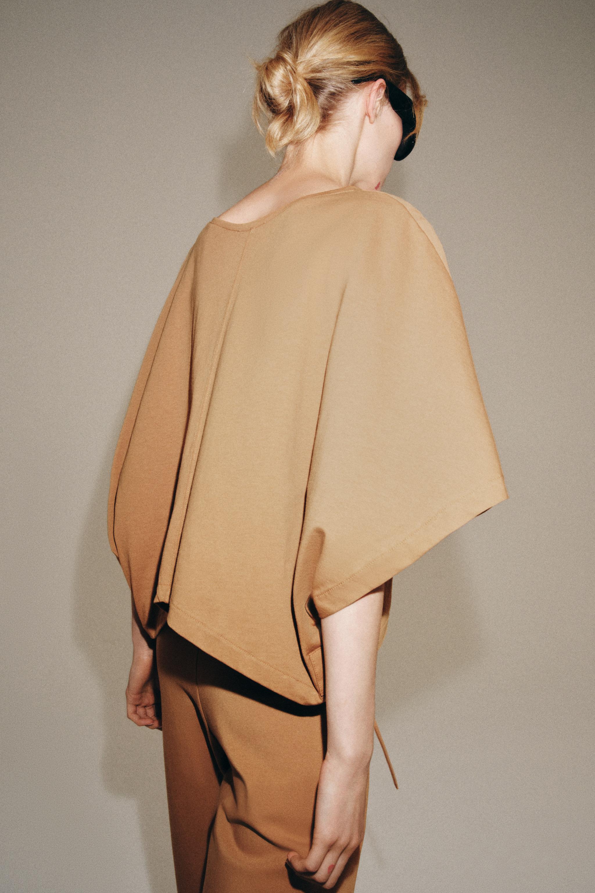 COTTON CAPE-SLEEVE T-SHIRT — Mid-camel