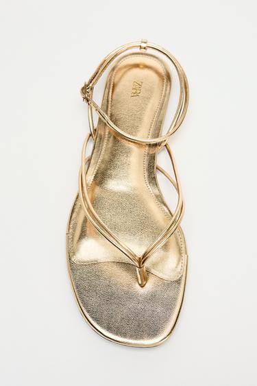 METALLIC EFFECT FLAT SANDALS - Gold by Zara