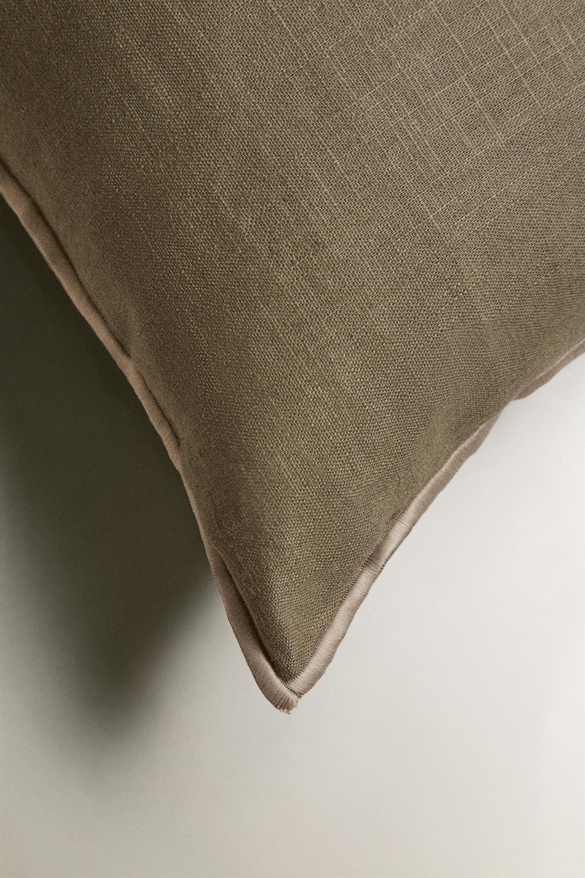LINEN CUSHION COVER WITH OVERLOCK