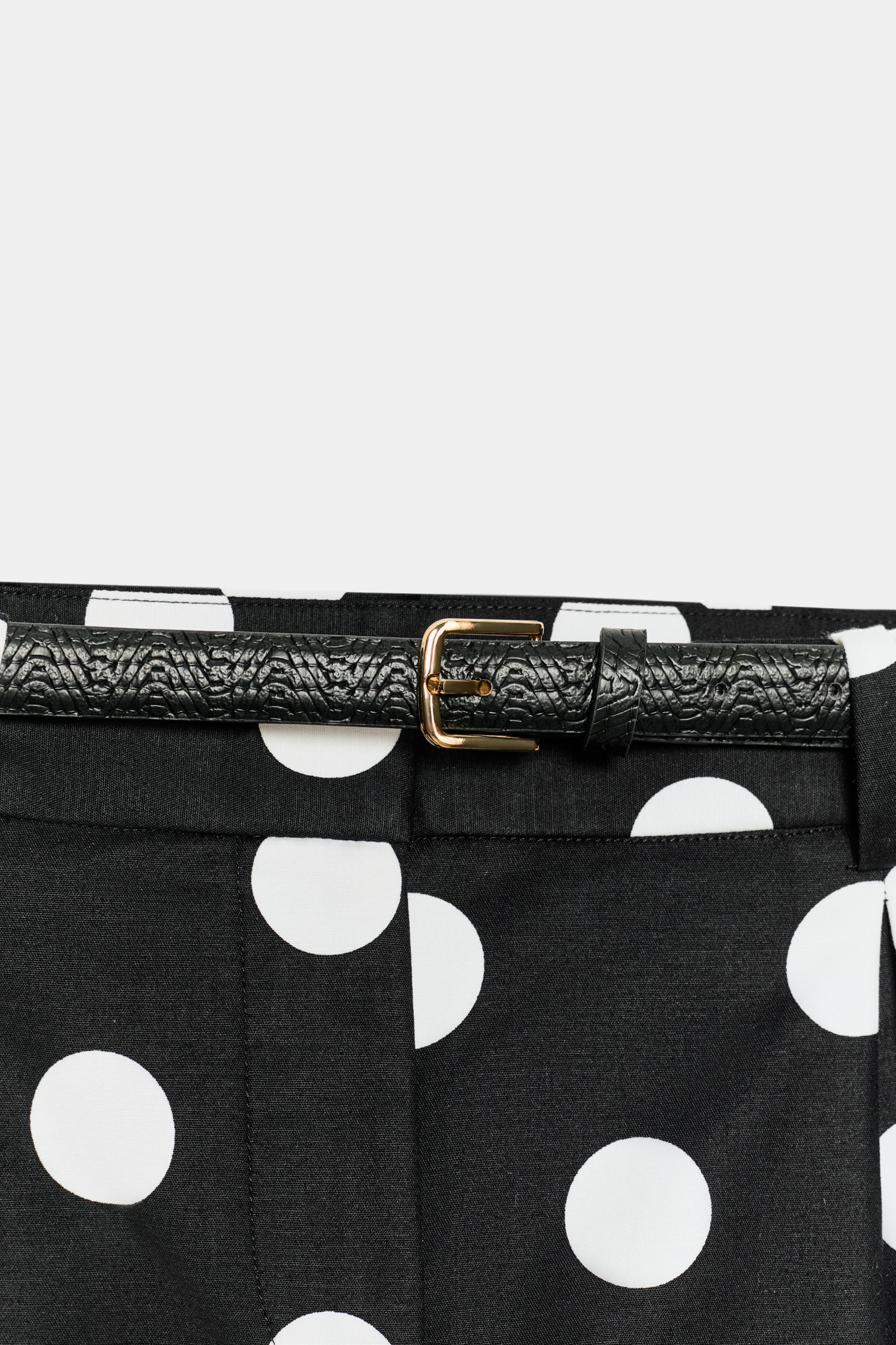 BERMUDA À PINCES ET CEINTURE POIS