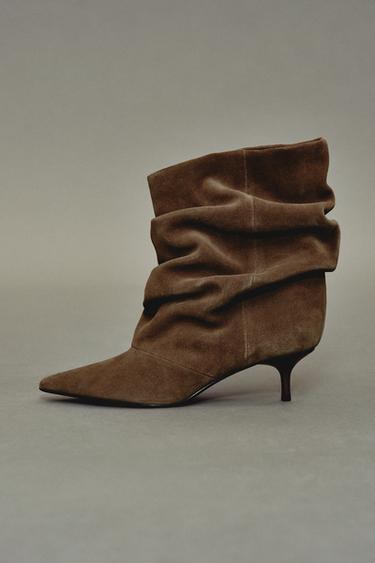 RUFFLED SPLIT SUEDE ANKLE BOOTS - Dark tan by Zara