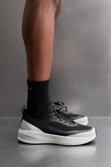 ZAPATILLA DE CORRER - Negro de Zara