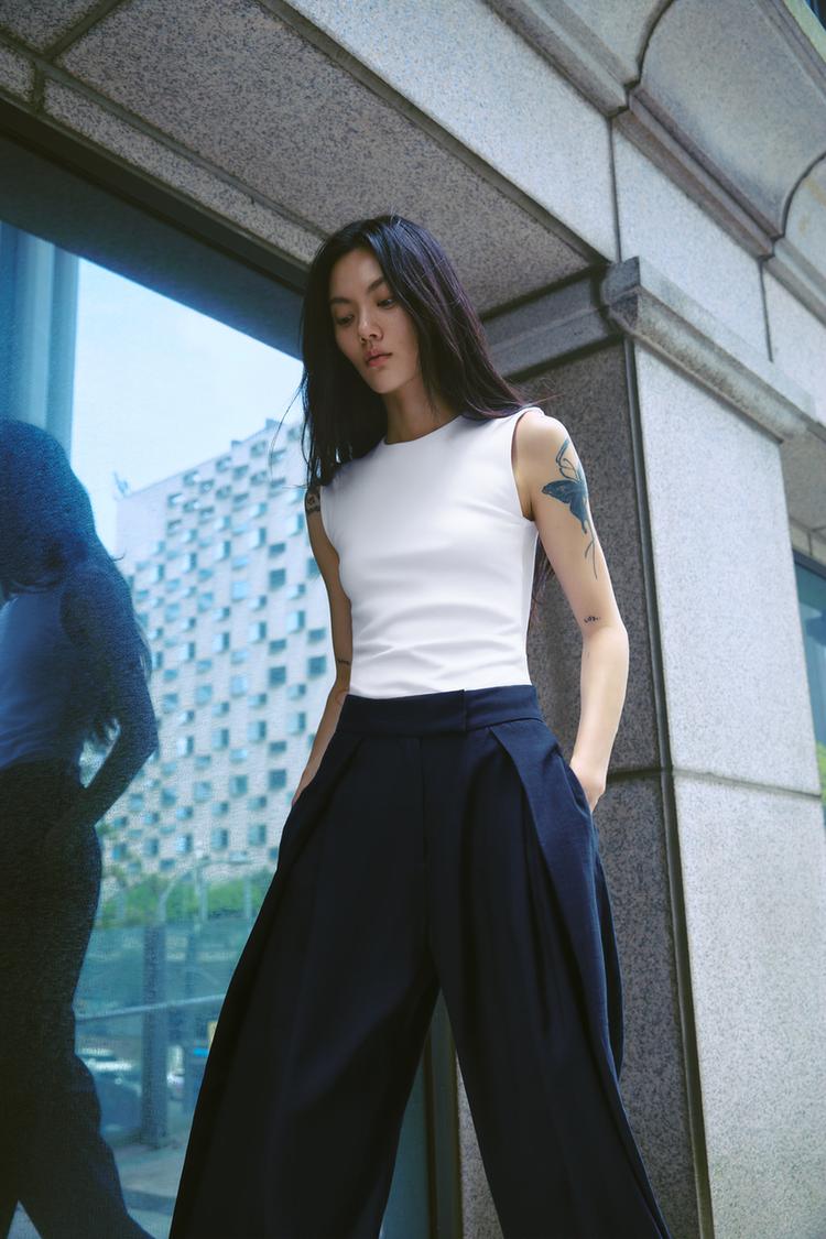 SLEEVELESS TOP