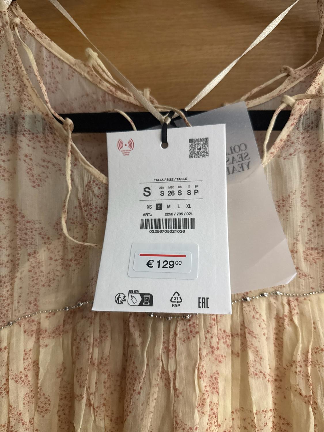 Printed garment label. Text: SIZE S USA S MEX 26 UK S IT S BR P XS S M L XL ART.: 2256/705/021 02256705021026 € 129.00