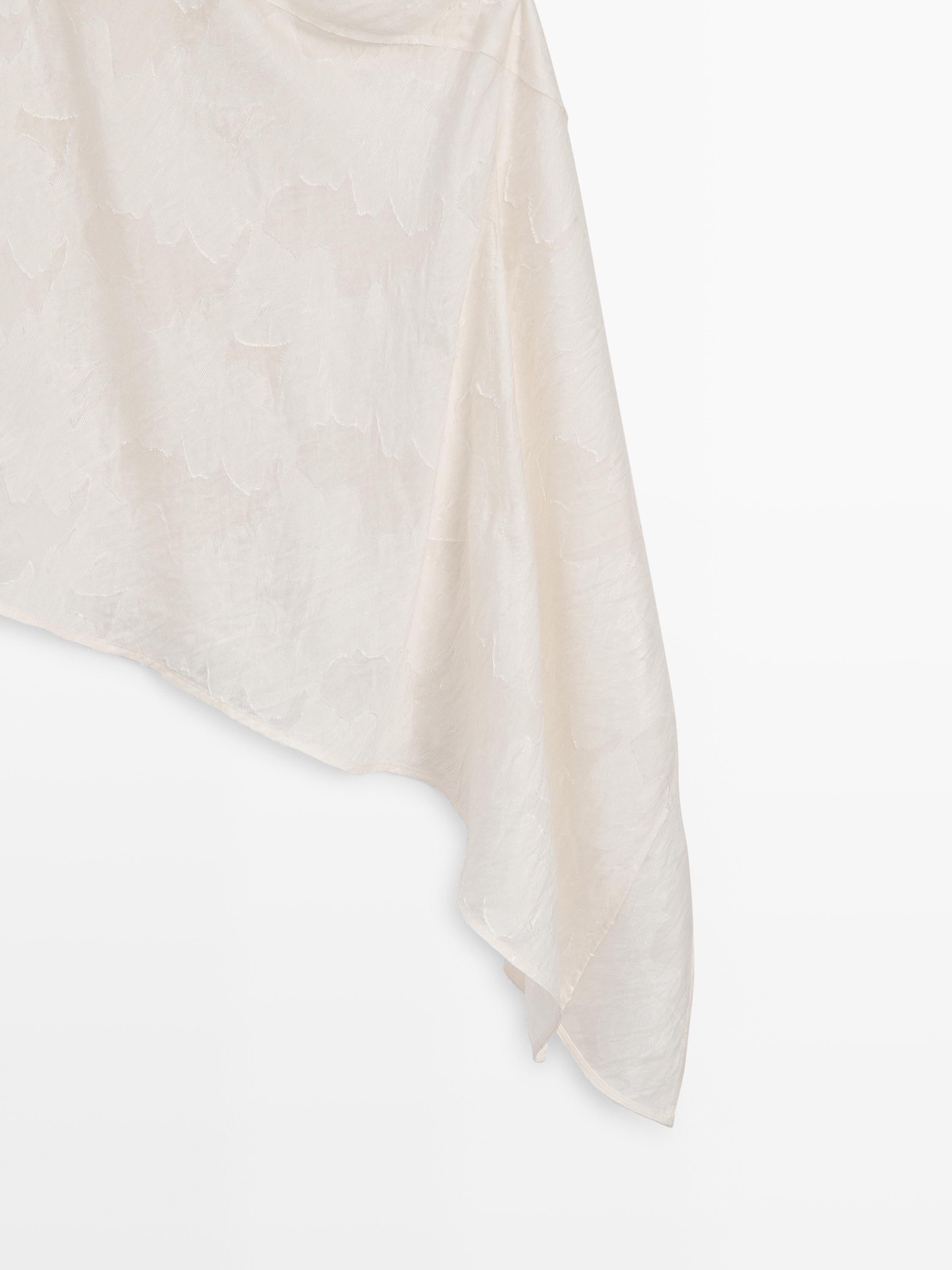 Top à encolure asymétrique