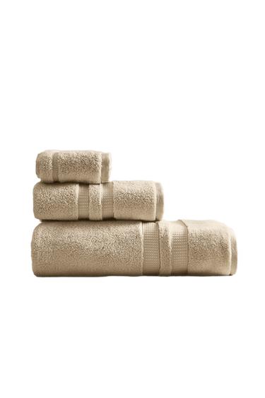 منشفة حمام فائقة النعومة بإطار مزدوج - رملي فاتح الخاص بـ Zara