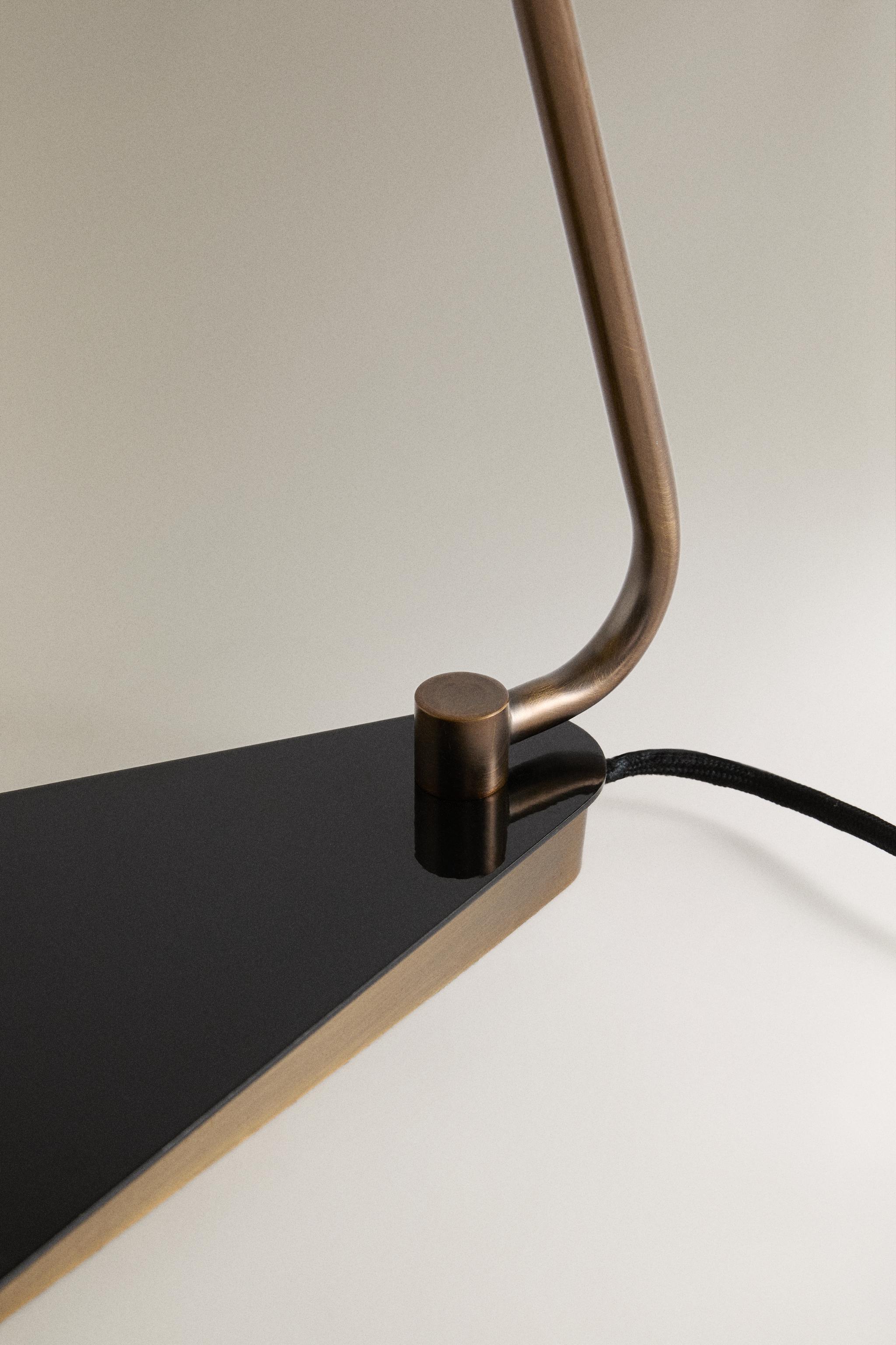 LAMPE DE TABLE EN MÉTAL