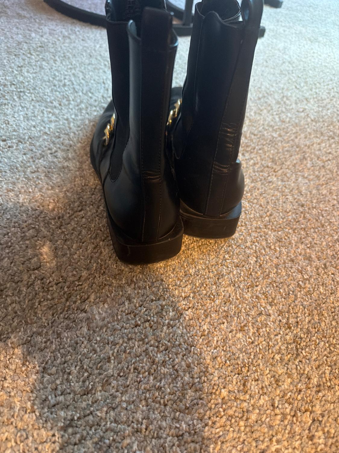 BLACK WOMEN BOOTS WITH GOLD CHAIN - Image 4