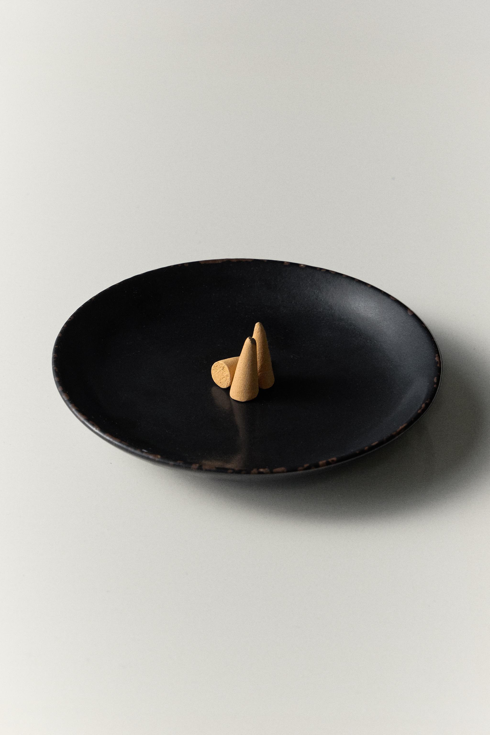 STONEWARE INCENSE BURNER WITH STAND
