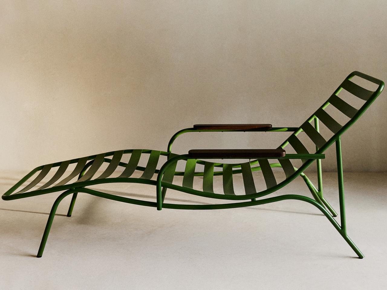 METAL AND WOOD LOUNGER — Green