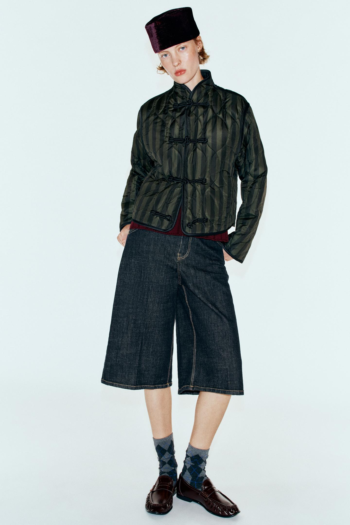 Женская куртка Zara Striped Quilted Jacket with Frog Fastenings, цвет: Тёмный хаки — фото 1