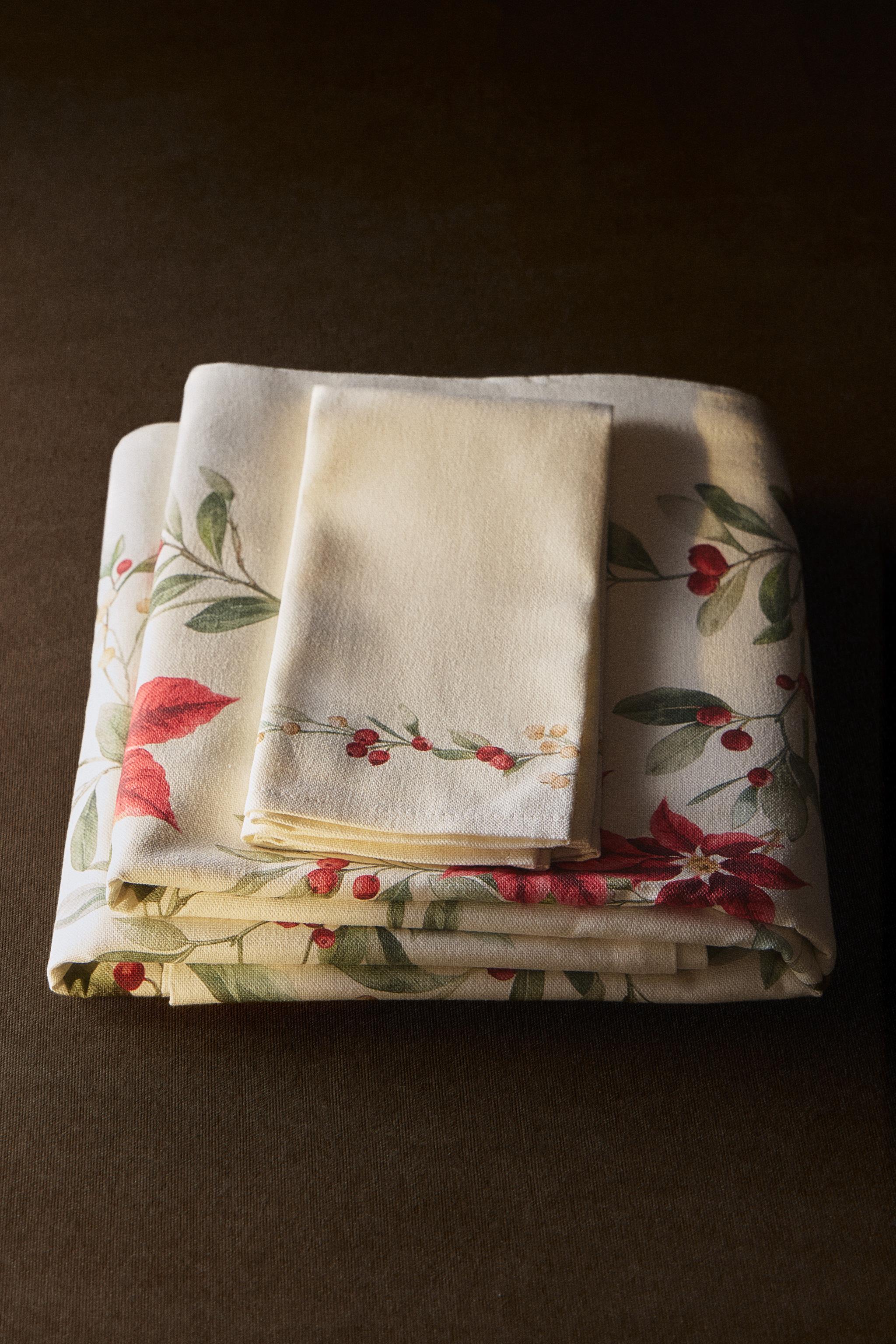 COTTON CHRISTMAS LEAF TABLECLOTH