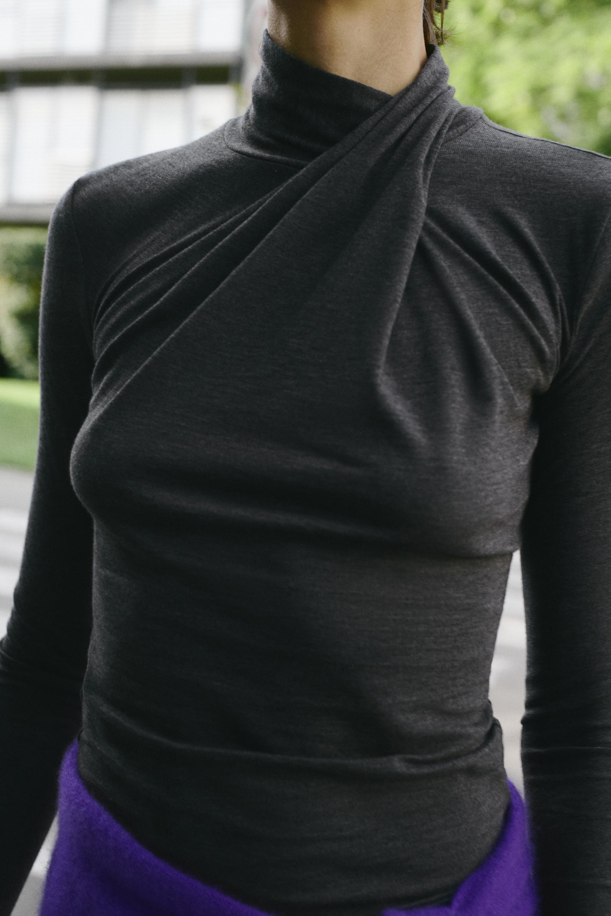 T-SHIRT COL MONTANT DRAPÉ