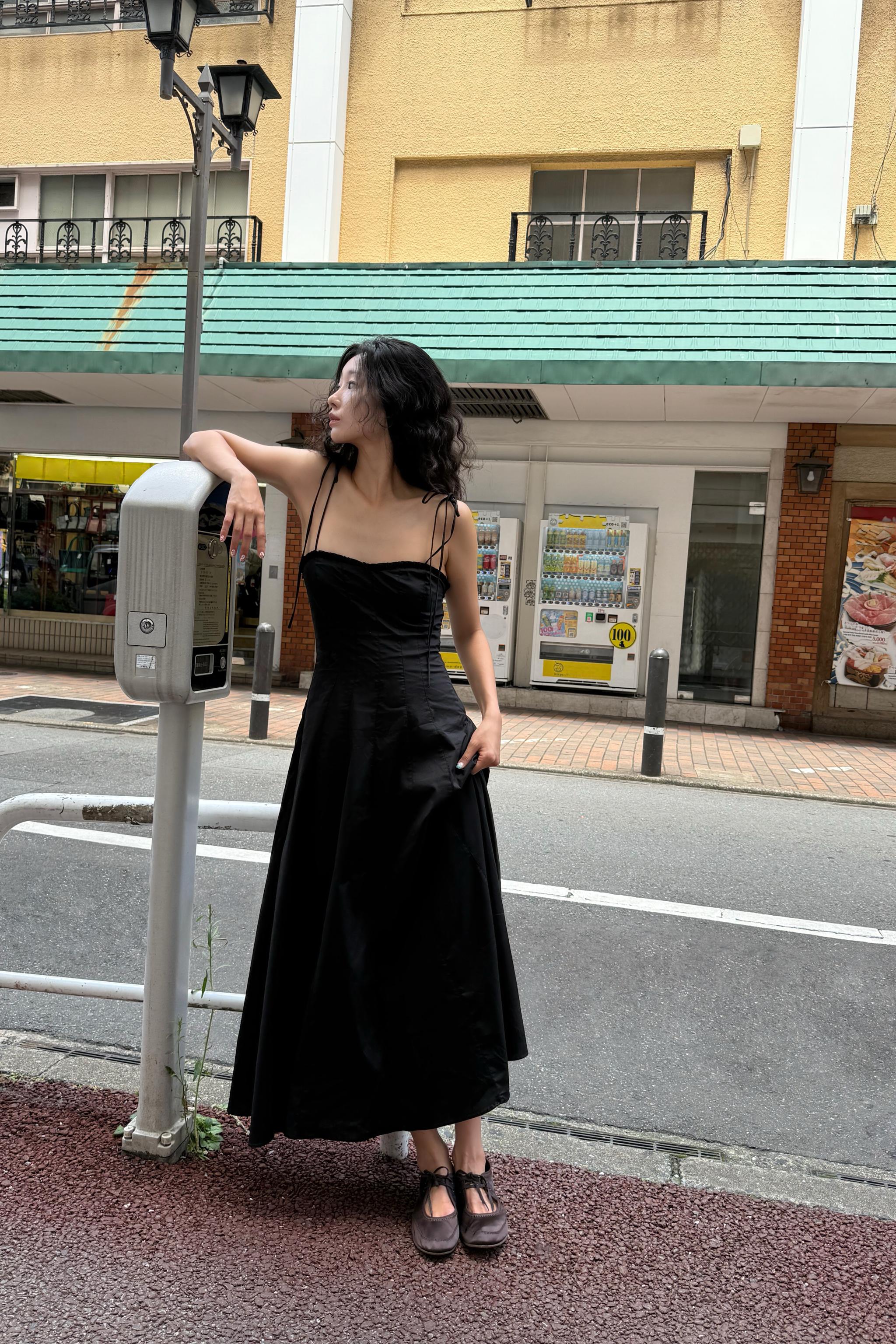 ZARA プリーツ入りテクスチャー生地ワンピース 黒　半袖 新品未使用 ZARA プリーツ入りテクスチャー生地ワンピース