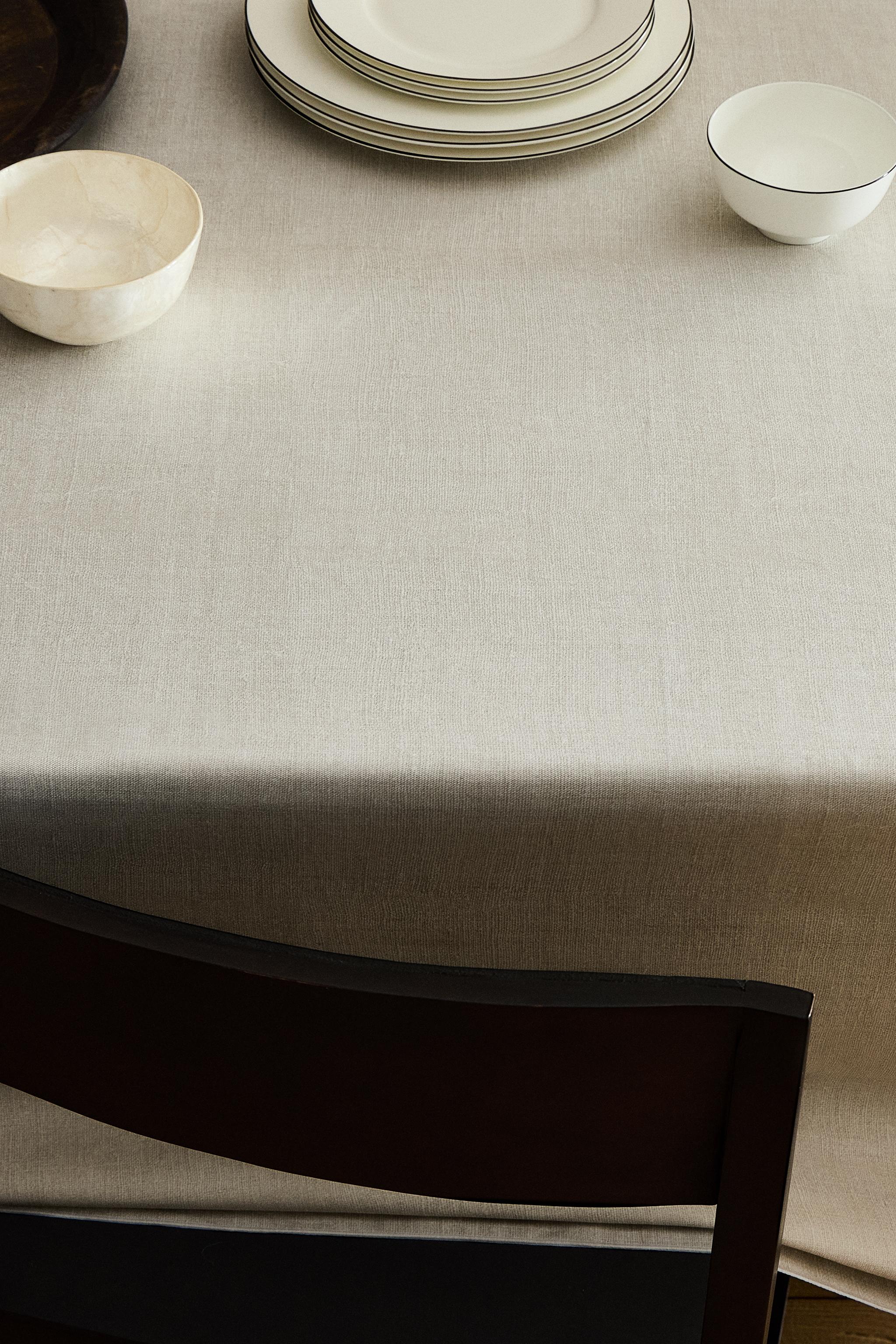 RESIN-COATED COTTON TABLECLOTH WITH OVERLOCK STITCHING
