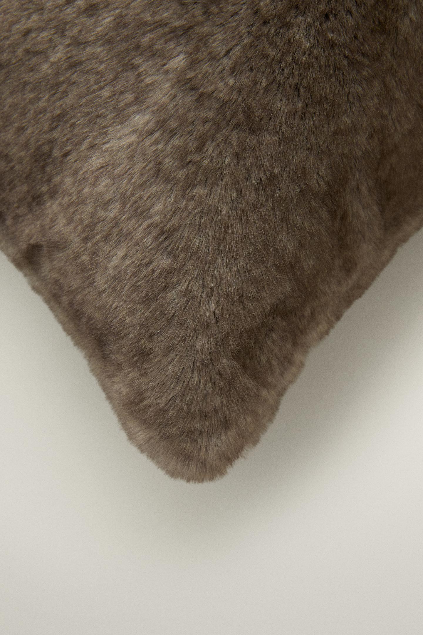 Подушка Zara OmbrÉ Fur Throw Pillow Cover, цвет: Серо-коричневый серый — фото 2