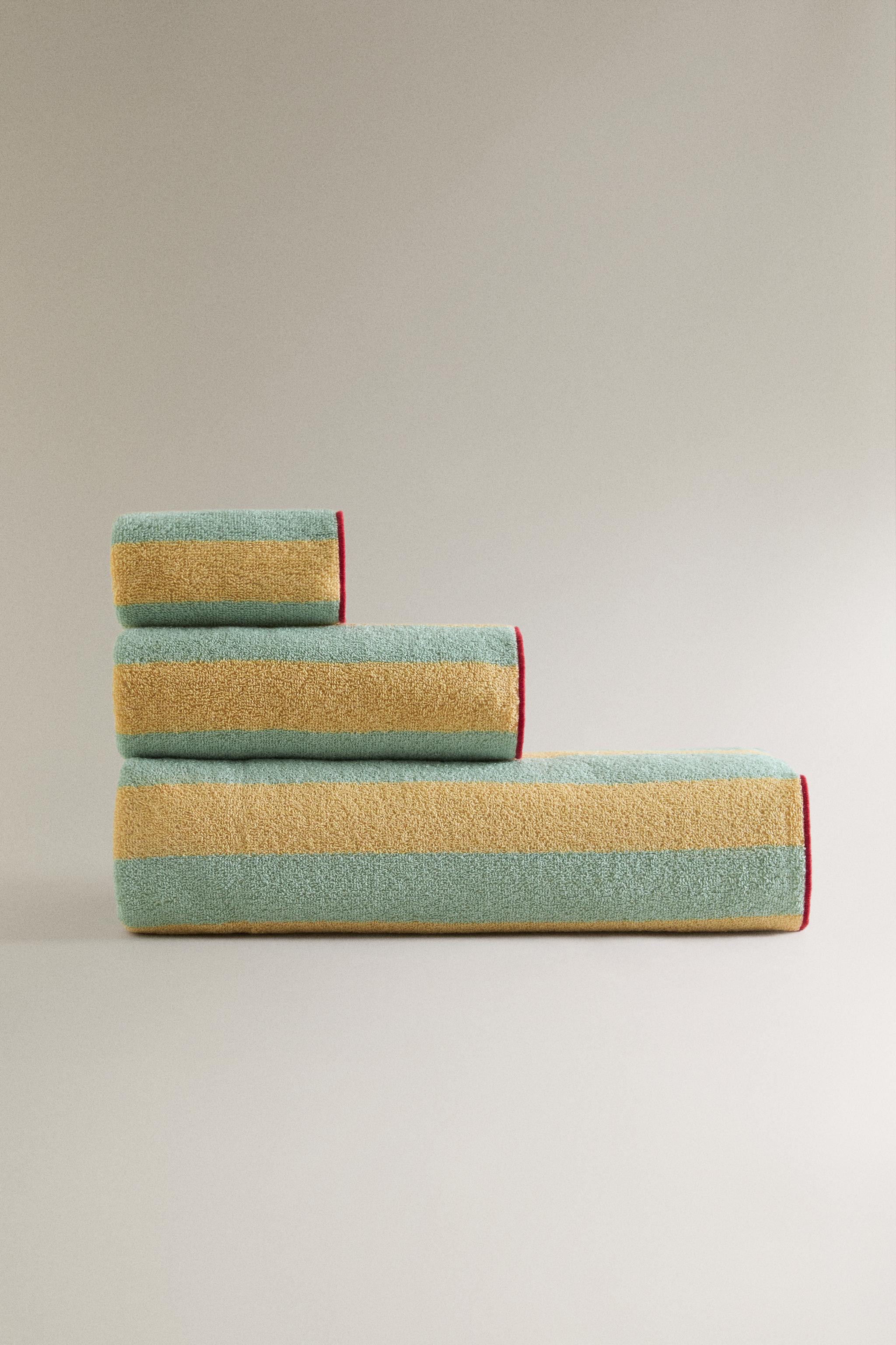 STRIPED BATH TOWEL WITH TOPSTITCHING