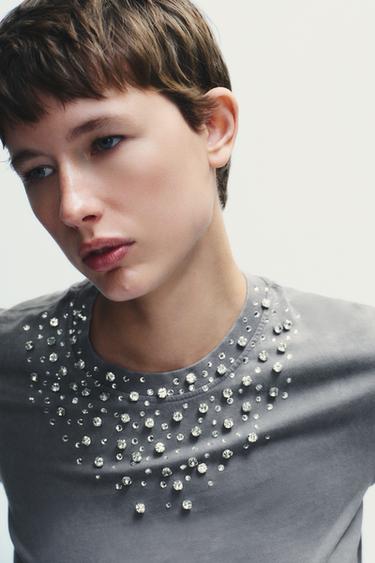 ФУТБОЛКА С ЭФФЕКТОМ ПОТЕРТОСТИ И УКРАШЕНИЯМИ — СЕРЫЙ от Zara