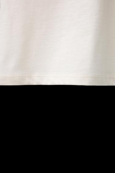 CAMISETA TEXTO RELIEVE - Crudo de Zara