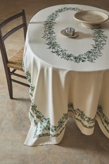 مفرش مائدة ساتان بأزهار - مخضر الخاص بـ Zara