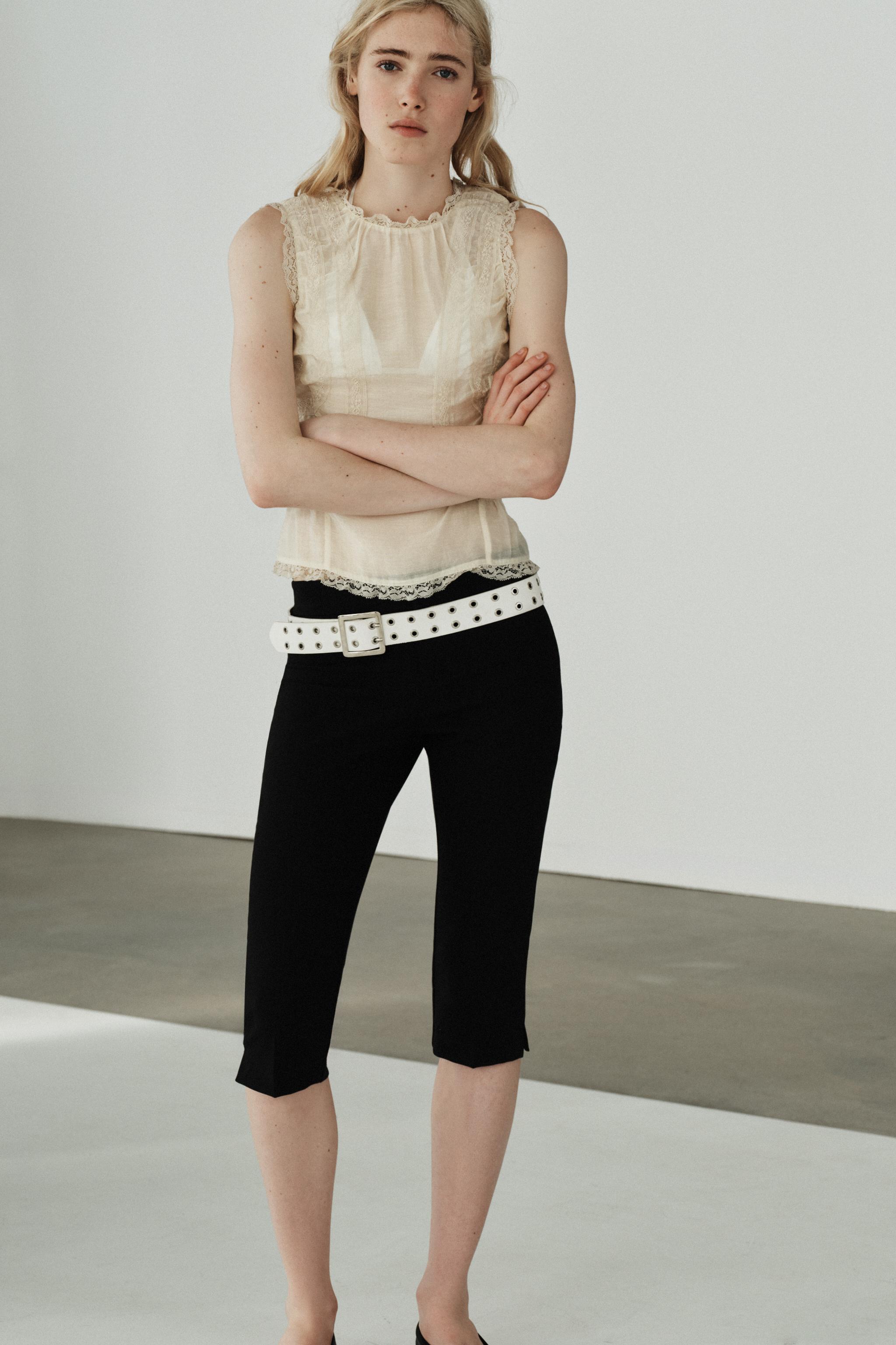 CHEMISE EN DENTELLE AVEC BOUTONS REVÊTUS