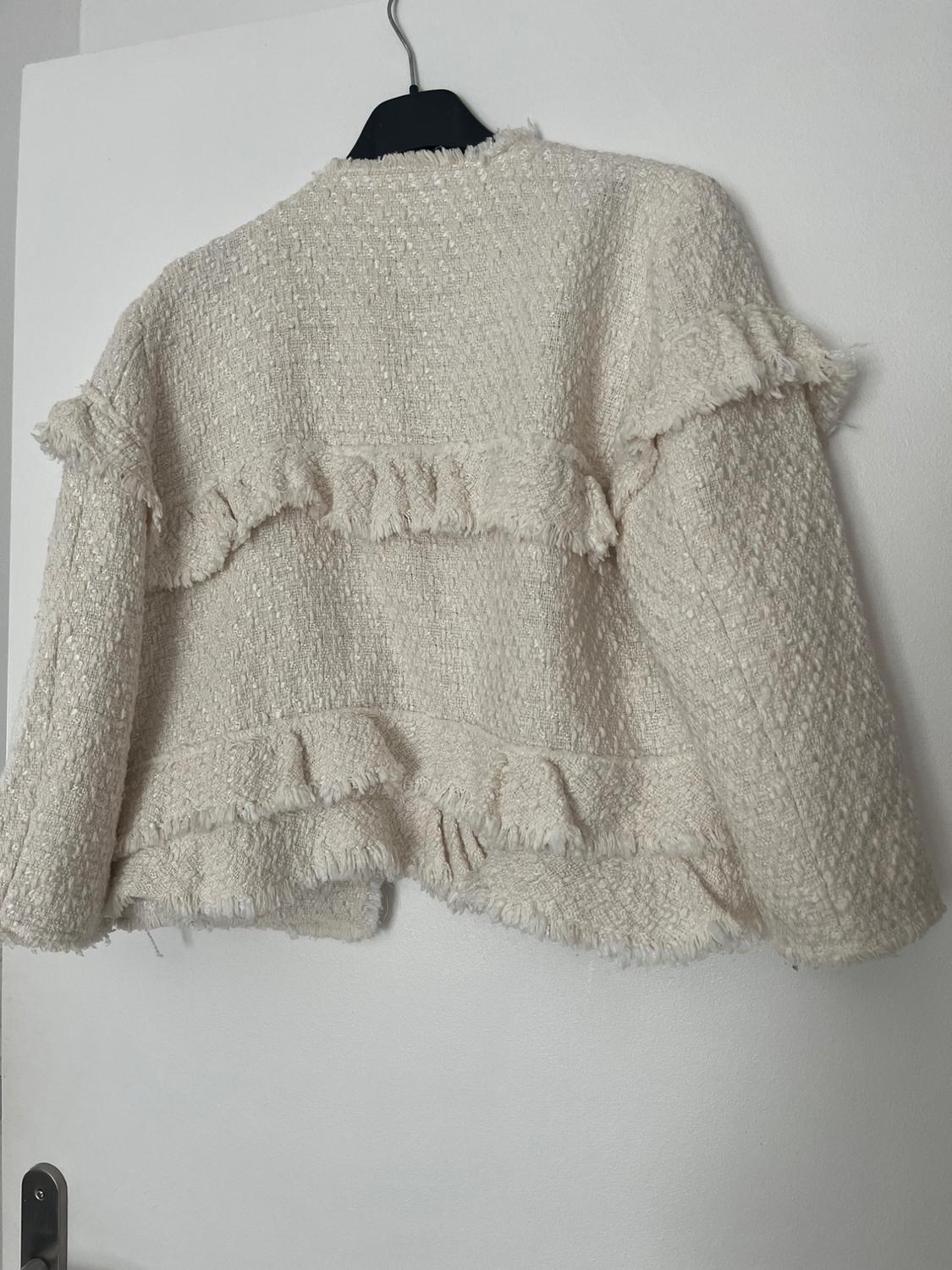 VESTE COURTE À VOLANTS BEIGE. - Image 4
