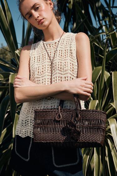 BOLSO DE MANO TRENZADO - Chocolate de Zara - Imagen 0