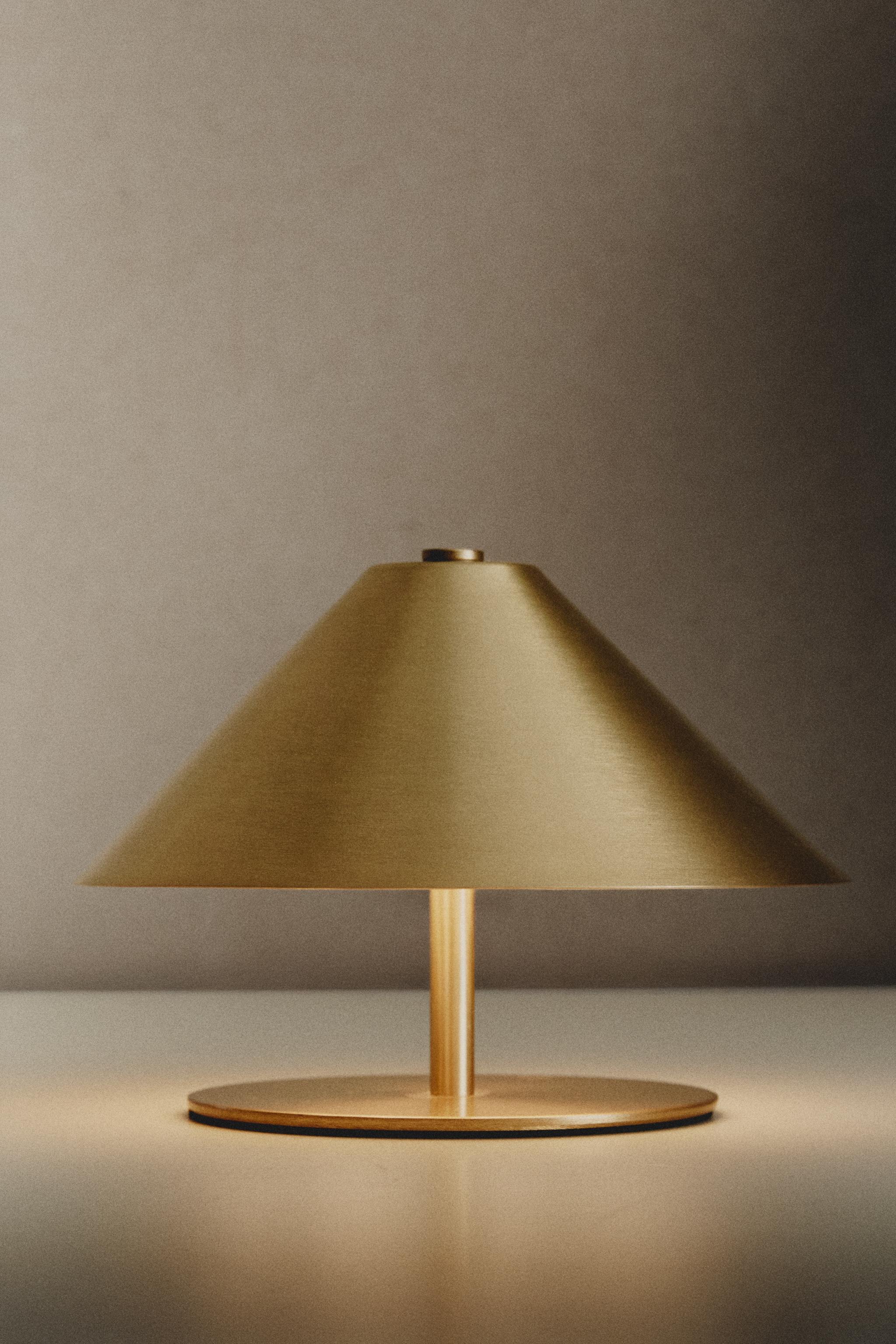 CORDLESS IRON TABLE LAMP