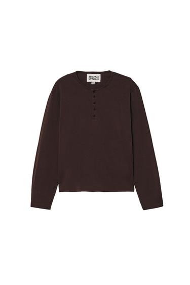 ΜΠΛΟΥΖΑ REGULAR FIT ΜΕ ΛΑΙΜΟΚΟΨΗ ΜΕ ΚΟΥΜΠΙΑ - Καφέ του Zara