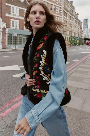 EMBROIDERED FAUX FUR GILET WITH CONTRASTING DETAILS - Black by Zara