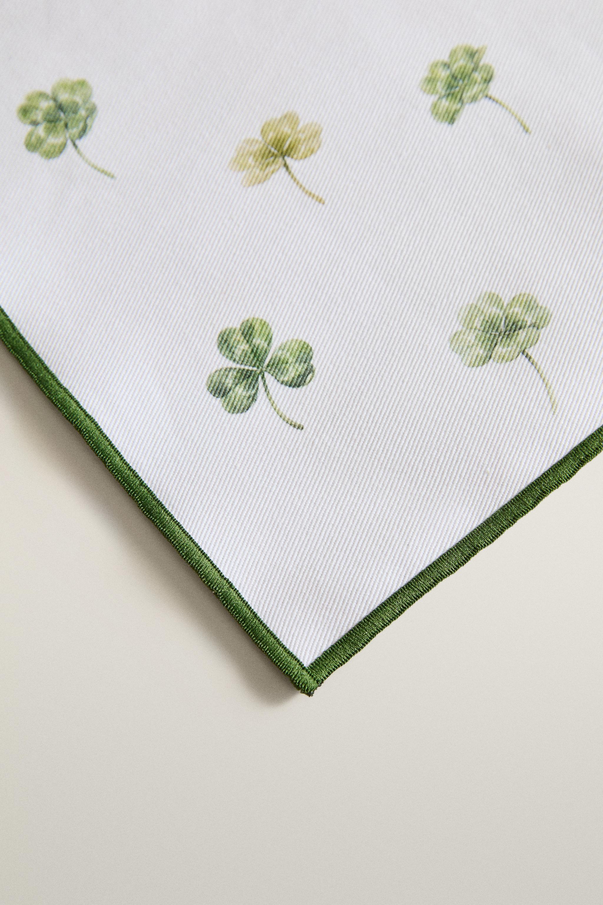 RESIN-COATED CLOVER PLACEMAT