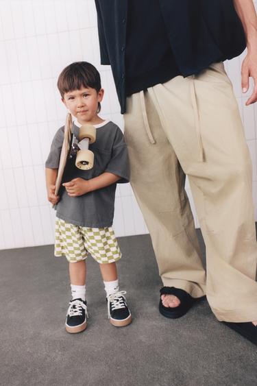 チェッカーボード柄Tシャツとバミューダ ジョギングセットカーボングレーZaraのチェッカーボード柄Tシャツとバミューダ ジョギングセット - カーボングレー