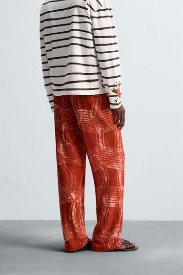 PANTALON EN MAILLE IMPRIMÉ GRAPHIQUE © OTIS KWAME KYE QUAICOE - Rouge de Zara - Image 2