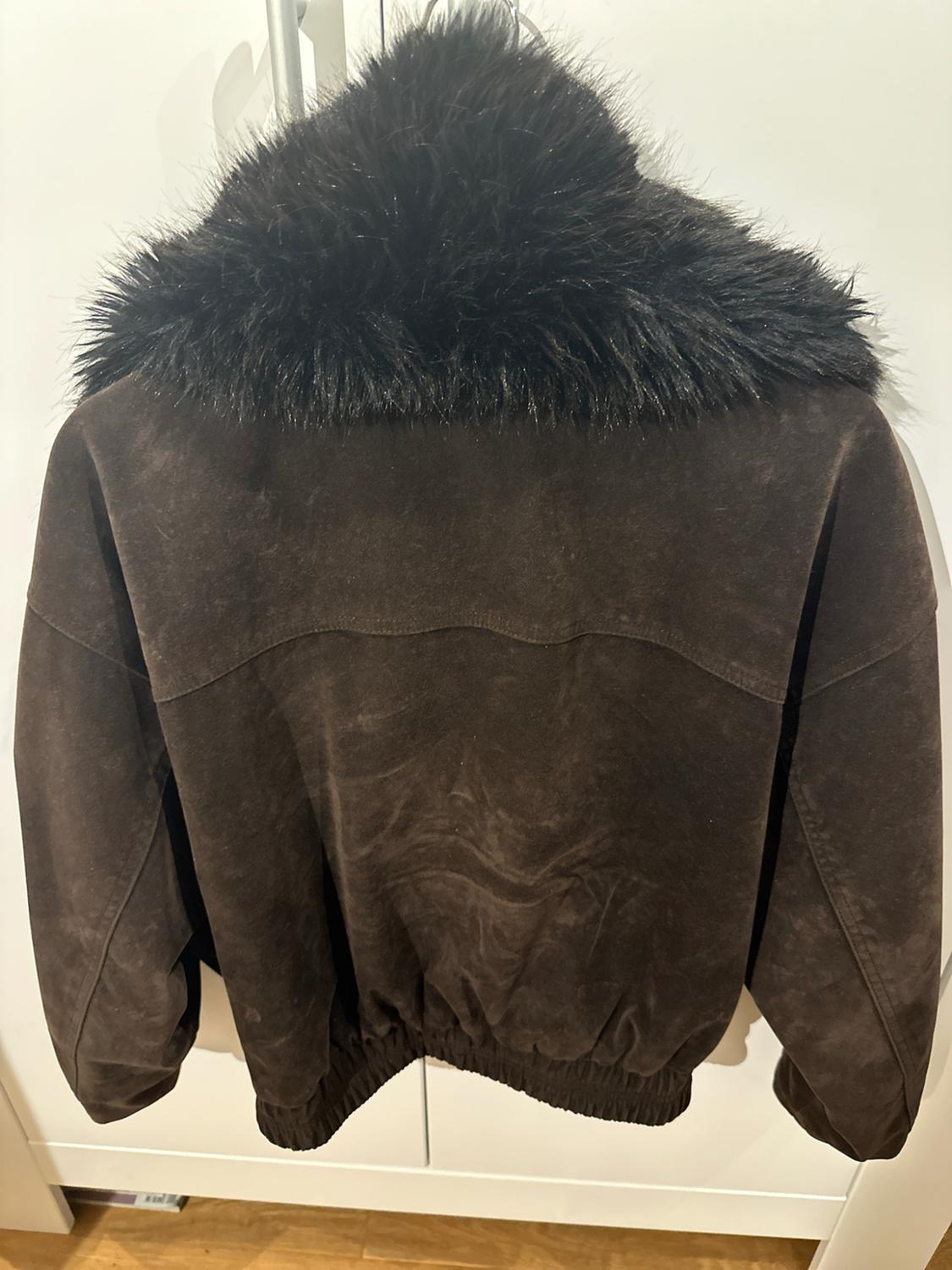 BOMBER ΖΑΚΕΤΑ OVERSIZE ΜΕ ΠΕΤΑ ΣΕ ΥΦΗ ΓΟΥΝΑΣ - Image 3