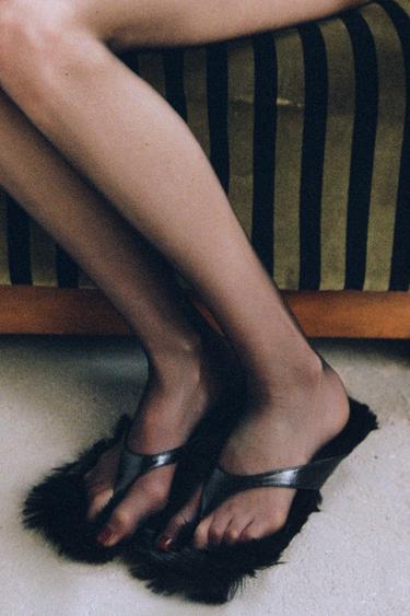 БОСОНОЖКИ НА КАБЛУКЕ С ДЕТАЛЬЮ ИЗ ИСКУССТВЕННОГО МЕХА — Черный от Zara — изображение 0