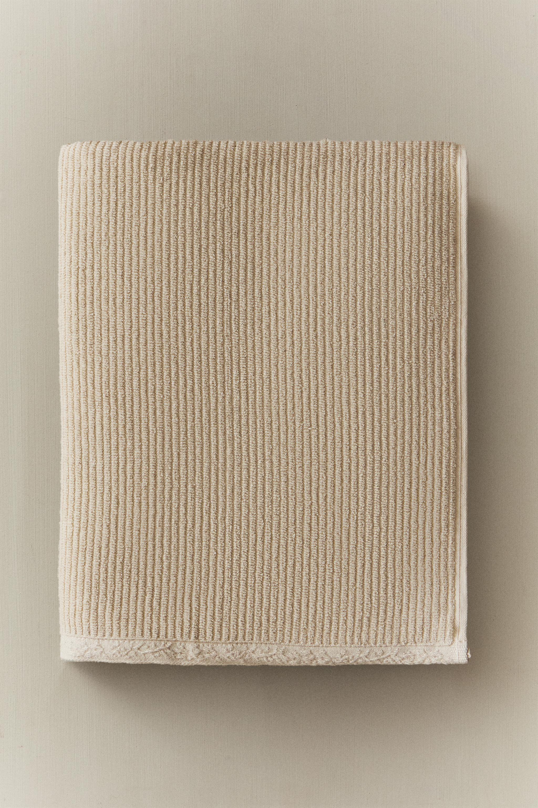 SERVIETTE DE BAIN TEXTURÉE